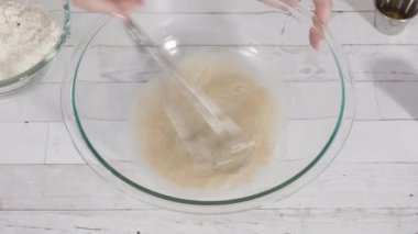 Düz yatıyordu. Bardaktaki malzemeleri karıştırarak mascarpone turtasıyla taze böğürtlenleri karıştırıyorum..