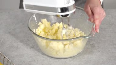 Böğürtlenli ve limonlu kek yapıyorum..