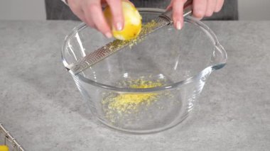 Limonlu kek hamurunu fırında pişirmeye hazır hale getirmek..