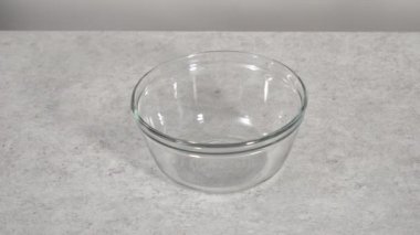 Çikolatalı kek yapıyorum..