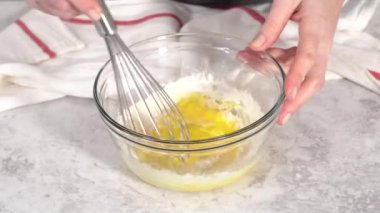 Beyaz bir yemek tabağında ıspanak ve jambonlu omlet yapıyorum..