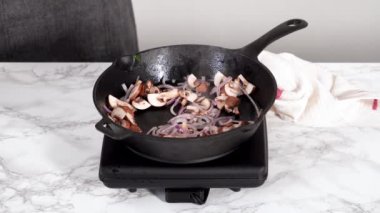 Beyaz bir yemek tabağında ıspanak ve jambonlu omlet yapıyorum..