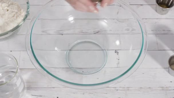 Leżeć Płasko Składniki Mieszania Szklanej Misce Wypieku Ciasta Rzęs Świeżymi — Wideo stockowe