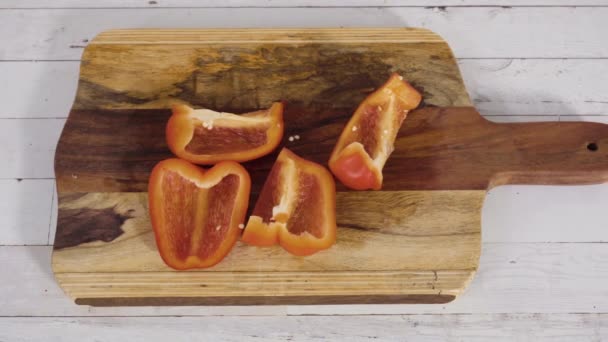 Sekání Organické Červené Papriky Dřevěné Řezací Desce — Stock video