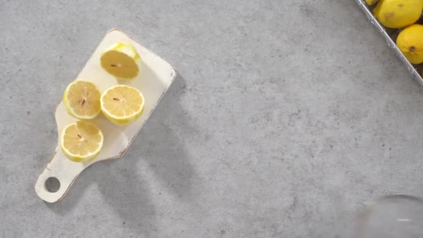 Cunhas Limão Orgânico Fatiado Uma Placa Branca — Vídeo de Stock