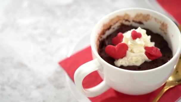 Tazza Cioccolato Torte Guarnite Con Panna Montata Cuori Labbra Cioccolato — Video Stock