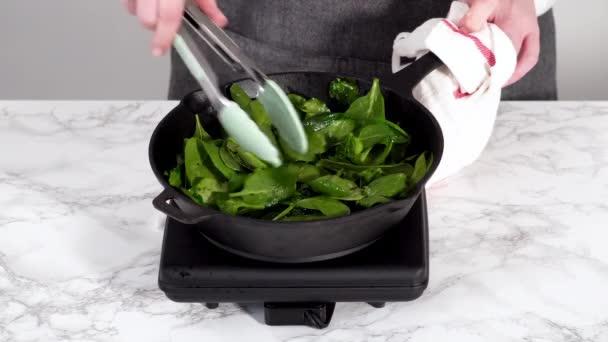 在白盘上做菠菜和火腿煎饼 — 图库视频影像