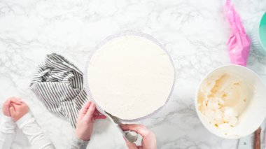 Düz yatıyordu. Adım adım. Beyaz İtalyan kremalı, yuvarlak funfetti keki..