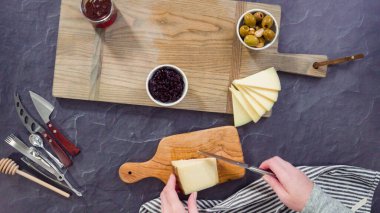 Düz yatıyordu. Büyük bir peynir tahtası için tahtanın üzerinde gurme peynir, kraker ve meyve düzenlemek.