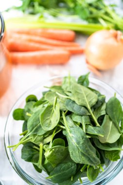 Vejetaryen fasulye çorbası yapmak için gerekli malzemeler..