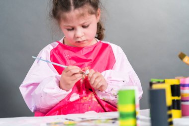 Evde eğitim görürken tuvalet kağıdı rulolarından farklı böcekler yapmak..