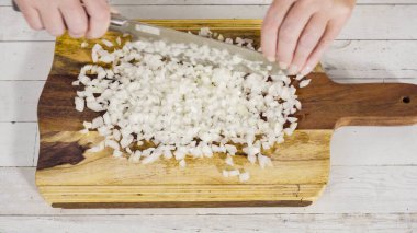 Tahtada organik sarı soğan doğruyorum..