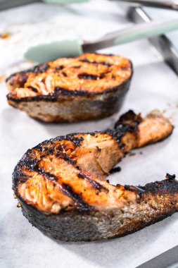 Parşömen kağıdıyla ızgara somon bifteği..