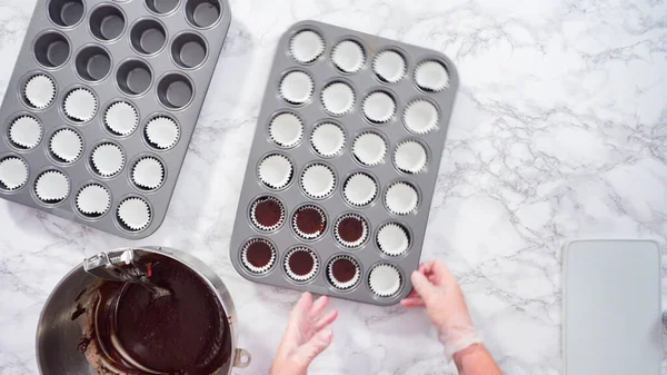 Düz Yatıyordu Adım Adım Mini Çikolatalı Kekler Pişirmek Için Kek — Stok fotoğraf