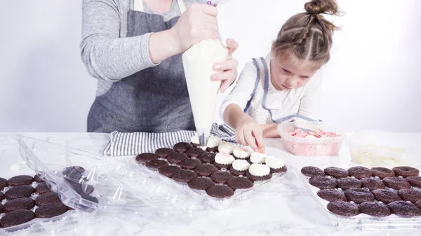 Passo Passo Menina Ajudando Decorar Mini Cupcakes Chocolate Com Flocos — Fotografia de Stock