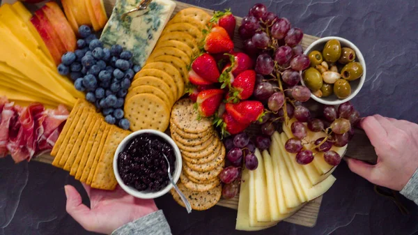 Plat Gelegd Het Organiseren Van Gastronomische Kaas Crakers Fruit Een — Stockfoto