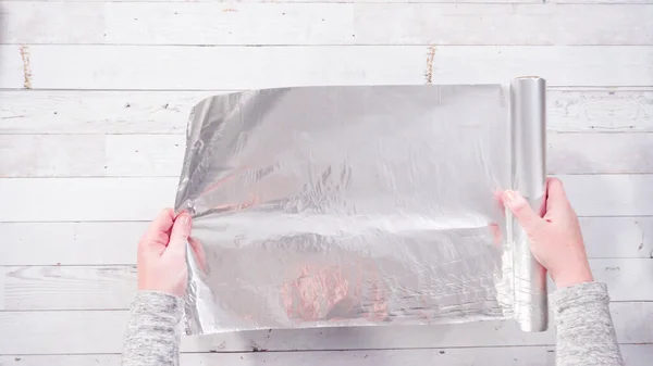 平躺在床上一步一步 用煮好的铝箔在烤盘上铺上自制的软糖 — 图库照片