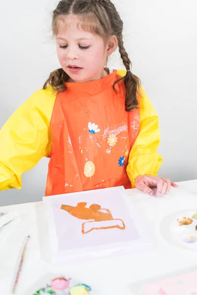 Menina Trabalhando Projeto Arte Com Tinta Acrílica Escola Casa — Fotografia de Stock