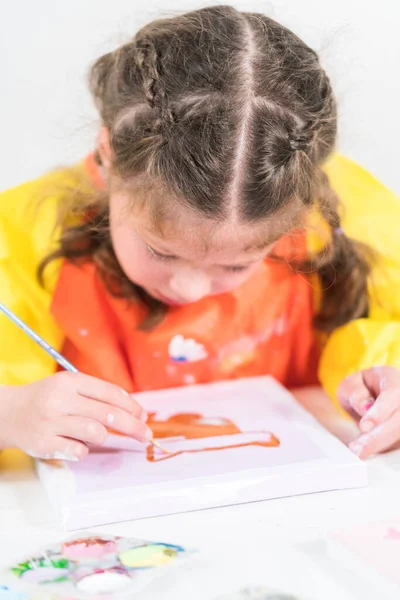 Klein Meisje Werkt Aan Een Kunstproject Met Acrylverf Thuisschool — Stockfoto