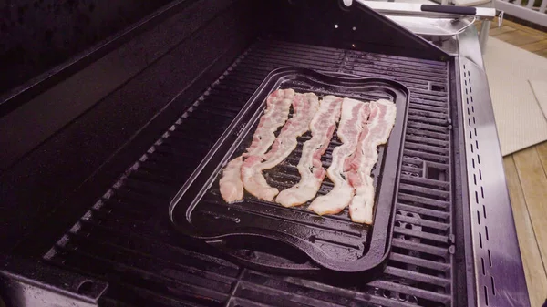 Cuisson Des Pointes Bacon Sur Barbecue Gaz Extérieur — Photo