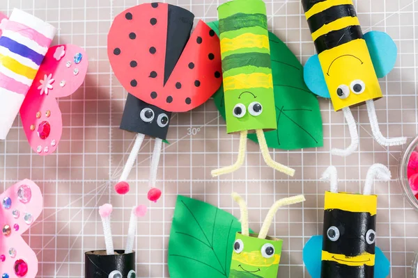 Verschillende Insecten Maken Van Lege Toiletrollen Tijdens Thuisonderwijs Kunstles — Stockfoto