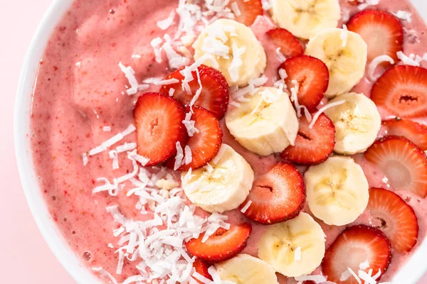 Erdbeer Bananen Smoothie Schüssel Garniert Mit Kokosflocken Und Frischen Früchten — Stockfoto