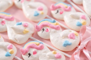 Gurme tek boynuzlu at teması pembe arka planda patlıyor..