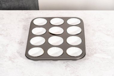 Tek boynuzlu at gökkuşağı çikolatalı kekler pişirmek için kapkek pişirme tavası ve folyolu kek kapları..