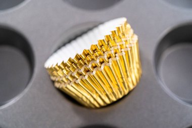 Tek boynuzlu at gökkuşağı çikolatalı kekler pişirmek için kapkek pişirme tavası ve folyolu kek kapları..