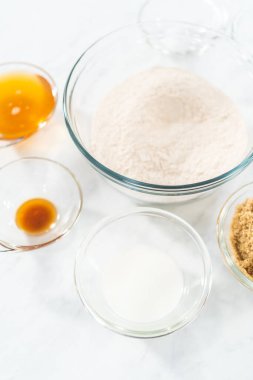 Çikolatalı kraker pişirmek için cam karıştırma kabındaki malzemeler..