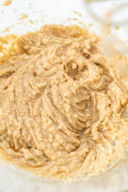 Çikolatalı kraker pişirmek için karıştırma kabında malzemeleri karıştırıyorum..