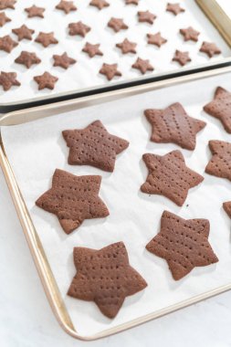 Parşömen kağıdıyla kaplanmış, fırınlanmış, taze yıldız şeklinde çikolatalı kraker..