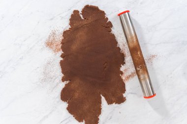 Düz yatıyordu. Yuvarlanan kurabiye hamuru ve tezgahta ayarlanabilir merdane..