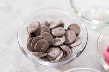 Bardaktaki malzemeler, gurme çikolatalarını serpiştirmek için karıştırma kabı..