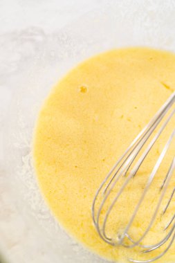 Çilekli kek pişirmek için karıştırma kabıyla karıştırma kabının içindeki malzemeleri karıştırıyorum..