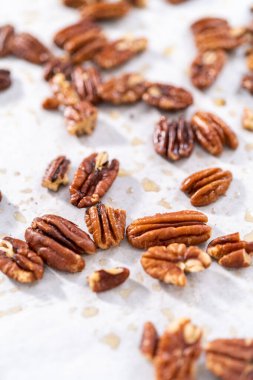 Parşömen kağıdıyla dizilmiş, taze kavrulmuş fındıklar..