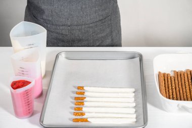 Çubuk krakerleri eritip silikon bardağa koymak. Çikolata kaplı çubuk çubuklar yapmak için. Sevgililer Günü için..