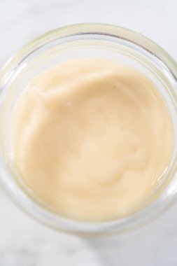 Küçük cam bir kavanozda eggnog jölesi.