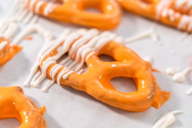 Çikolata soslu krakerlerin üzerine erimiş çikolata serpiştirmek..