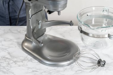 Paskalya kurabiyesi pişirmek için mutfak mikseri malzemelerini karıştırıyorum..