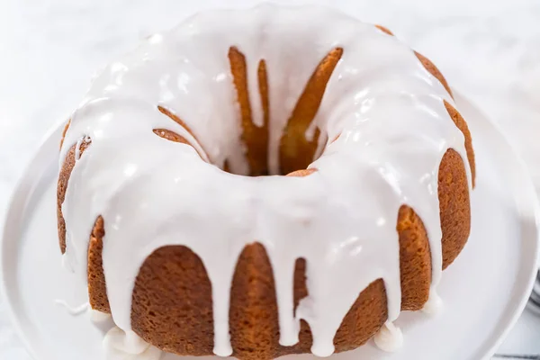 Citroen Bundt Cake Geglazuurd Met Wit Glazuur Een Taart Staan — Stockfoto