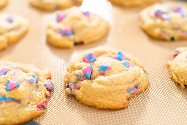 焼きたてのユニコーンチョコレートチップクッキーシリコーンマットが並ぶベーキングシート上のクッキー — ストック写真