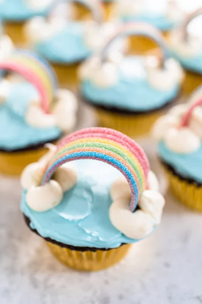 独角兽主题生日派对的巧克力杯蛋糕 装饰有蓝色奶油糖霜和彩虹 — 图库照片