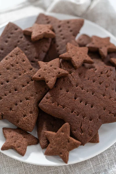 Čerstvě Upečené Čokoládové Sušenky Tvaru Hvězdy Bílém Talíři — Stock fotografie