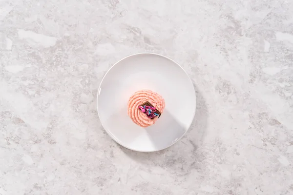 Flat Lay Freshly Baked Chocolate Strawberry Cupcakes Garnished Gourmet Mini — Fotografia de Stock