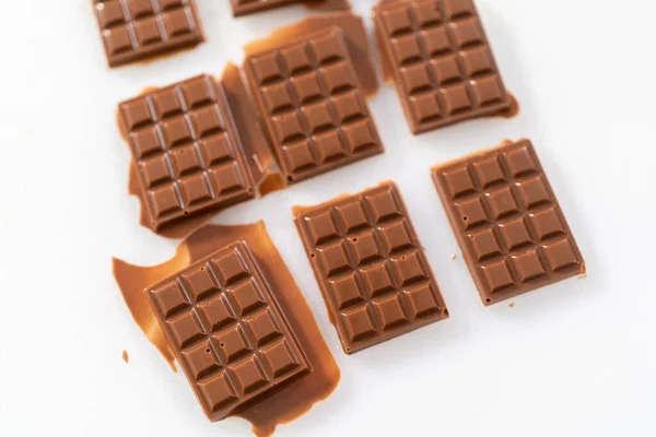 Silikon Çikolata Kalıbından Küçük Çikolataları Alıp Beyaz Bir Kesme Tahtasına — Stok fotoğraf