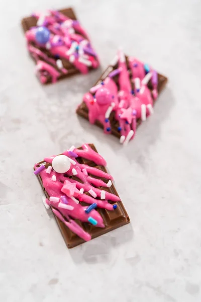 Gourmet Dunkle Mini Pralinen Mit Tröpfchenweise Rosa Schokolade Und Ausgefallenen — Stockfoto