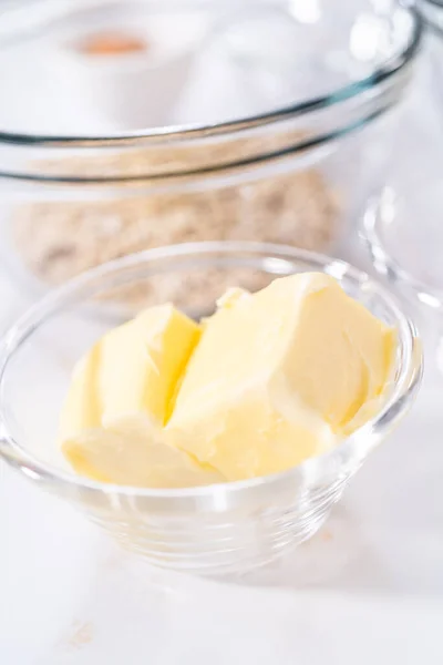Uppmätta Ingredienser Glasskål För Att Baka Äppelhavrekakor — Stockfoto