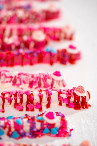 Varas Pretzel Cobertas Chocolate Decoradas Com Polvilhas Forma Coração Para — Fotografia de Stock