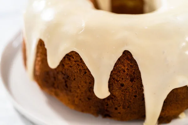 Κόβοντας Σπιτική Τούρτα Eggnog Bundt Γλάσο Eggnog — Φωτογραφία Αρχείου